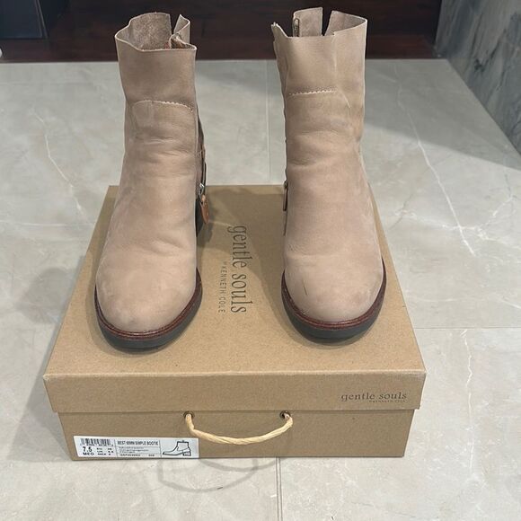 ⭐️✨SALE⭐️✨Gentle Souls Tan Ankle Boots with Sleek Design and Low Stacked Heel - Picture 1 of 12